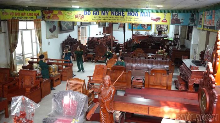 Cơ sở trưng bày các sản phẩm đồ gỗ mỹ nghệ của Hợp tác xã mỹ nghệ Hoa Mai.