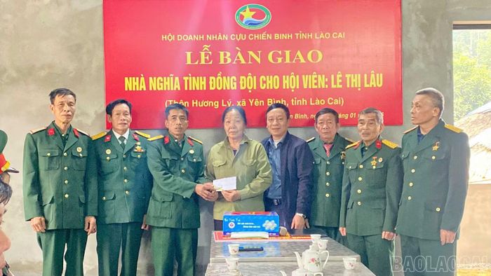 Hội Doanh nhân Cựu chiến binh tỉnh Lào Cai trao kinh phí hỗ trợ xây dựng nhà tình nghĩa cho gia đình bà Lê Thị Lâu, thôn Hương Lý, xã Yên Bình. (Ảnh: Hội Doanh nhân Cựu chiến binh tỉnh Lào Cai cung cấp)
