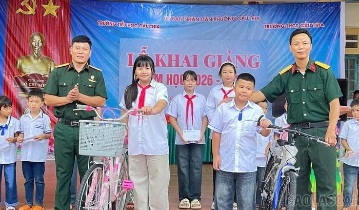 Hội Doanh nhân Cựu chiến binh tỉnh trao quà cho các học sinh tại một số trường học trên địa bàn nhân dịp lễ khai giảng năm học 2026 - 2027. (Ảnh: Hội Doanh nhân Cựu chiến binh tỉnh Lào Cai cung cấp)