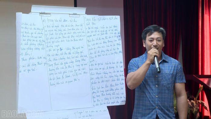 Anh Phạm Văn Hùng (Trưởng thôn Bản Phây, xã Dương Quỳ) cùng các học viên thảo luận, xây dựng phương án phòng, chống thiên tai tại cộng đồng.