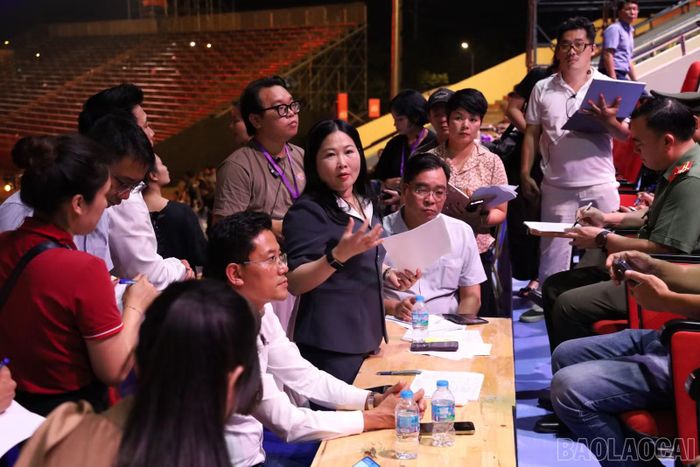 Đồng chí Vũ Thị Hiền Hạnh - Phó Chủ tịch UBND tỉnh, Trưởng Ban Tổ chức Lễ hội phát biểu chỉ đạo tại cuộc họp rút kinh nghiệm sau buổi sơ duyệt.