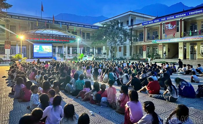 Buổi chiếu phim lưu động tại Trường Phổ thông Dân tộc Bán trú Tiểu học và Trung học cơ sở An Lương, xã Mỏ Vàng. (Ảnh: CTV)