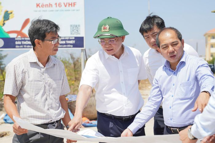 Ủy viên Ban Chấp hành Trung ương Đảng, Phó Bí thư Tỉnh ủy, Chủ tịch UBND tỉnh Hồ Văn Mười thực địa Dự án Đường ven biển phía Đông Nam Lâm Đồng