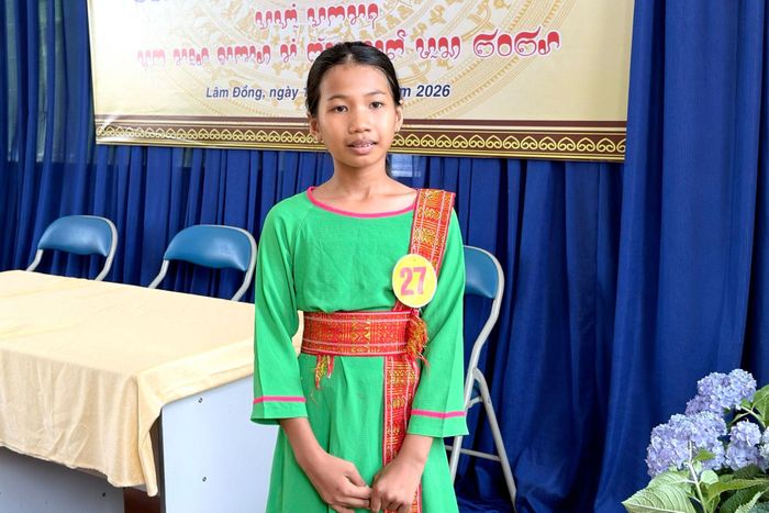 Em Kim Nữ Hoàng Trinh, lớp 5B, Trường Tiểu học Phan Thanh xuất sắc giành giải Nhất cuộc thi Viết chữ Chăm truyền thống