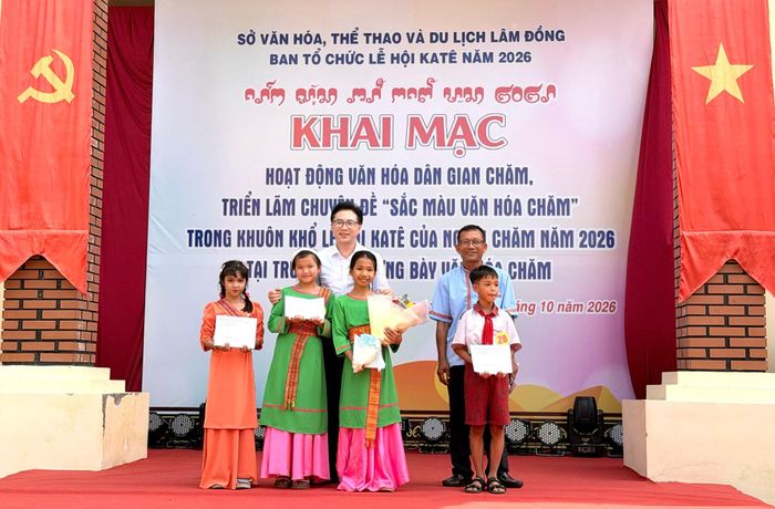 Ông Hoàng Ngọc Huy, Giám đốc Bảo tàng tỉnh Lâm Đồng trao giải Nhất và 3 giải Nhì cho các em tham gia hội thi viết chữ Chăm