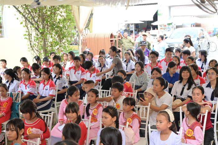 Các em học sinh trong trang phục truyền thống Chăm đến tham gia hội thi