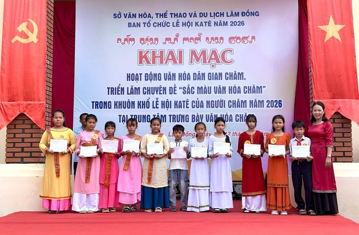 Bà Lư Thái Tuyên, Phó Giám đốc Bảo tàng tỉnh Lâm Đồng trao giải cho các em tham gia Hội thi viết chữ Chăm truyền thống