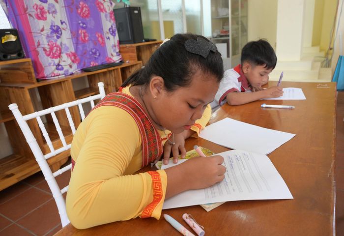 Những bàn tay nhỏ nhắn, nắn nót từng nét cong, nét móc tinh tế