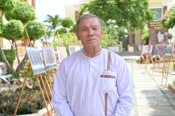 Ông Kinh Duy Trịnh, thành viên Ban Biên soạn sách giáo khoa tiếng Chăm, Chủ tịch Hội đồng thẩm định Hội thi viết chữ Chăm