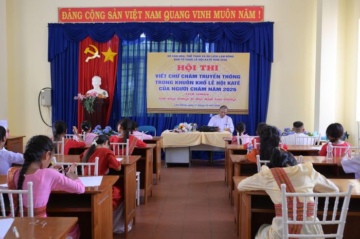 Hội thi viết chữ Chăm truyền thống trong khuôn khổ Lễ hội Katê năm 2026