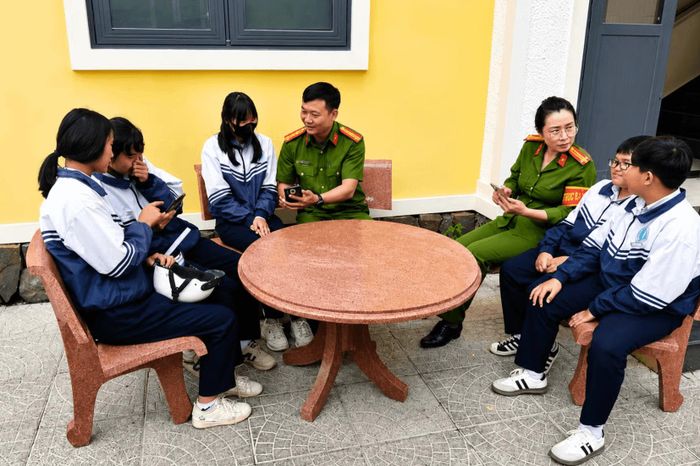 Công an phường Xuân Trường - Đà Lạt hướng dẫn kỹ năng sử dụng mạng xã hội an toàn cho các em học sinh. Ảnh: Tư liệu