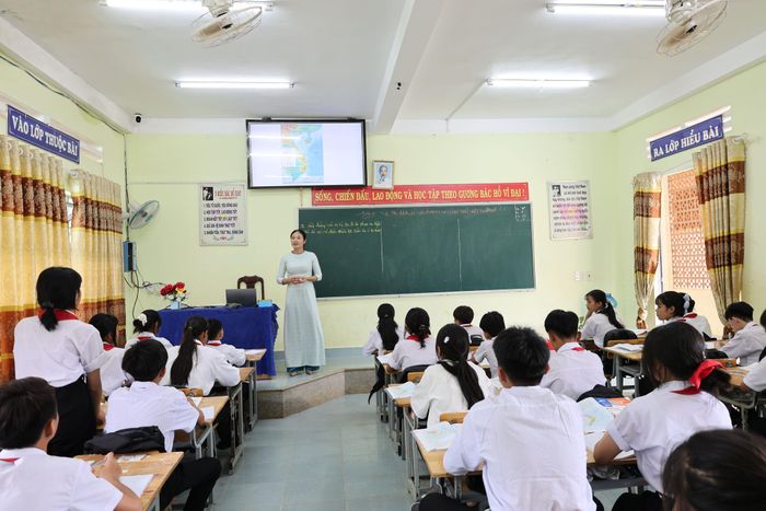 Cô giáo Lê Thị Khánh Ly luôn tìm tòi những phương pháp dạy học mới để tạo ra bài giảng sinh động, hấp dẫn, thu hút sự hứng thú của học sinh