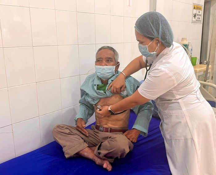 Bác sĩ K’ Phương Thảo động viên, thăm khám tận tình, hướng dẫn chu đáo cho người bệnh