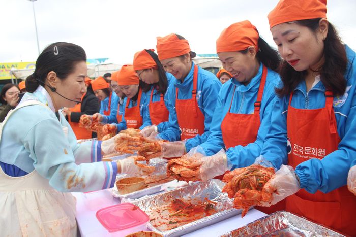 Phụ nữ Đà Lạt trải nghiệm muối kim chi trong Ngày Văn hóa Hàn Quốc tại Đà Lạt. (Ảnh: Quỳnh Uyển)