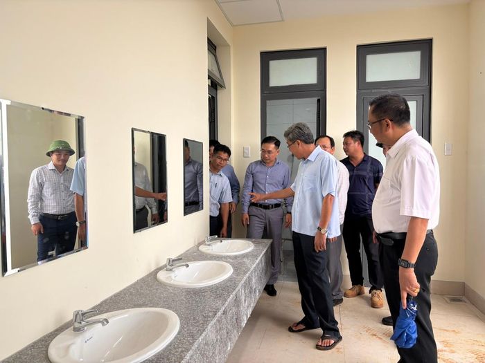Phó Chủ tịch UBND tỉnh Nguyễn Minh đề nghị các đơn vị liên quan rà soát điều chỉnh các hạng mục cho phù hợp với lứa tuổi của học sinh