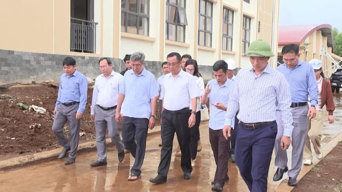 Phó Chủ tịch UBND tỉnh Nguyễn Minh kiểm tra tại Trường Phổ thông nội trú liên cấp Tiểu học và Trung học cơ sở Thuận An