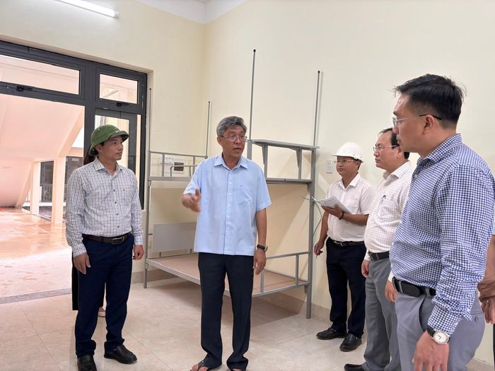 Phó Chủ tịch UBND tỉnh Nguyễn Minh đề nghị các đơn vị rà soát bổ sung kịp thời những thiết bị phục vụ sinh hoạt và học tập còn thiếu tại khu ký túc xá học sinh