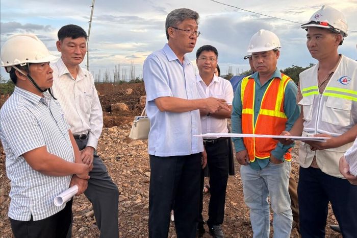 Phó Chủ tịch UBND tỉnh Nguyễn Minh (ở giữa) kiểm tra công trình Trường Phổ thông nội trú liên cấp Tiểu học và Trung học cơ sở Đắk Wil