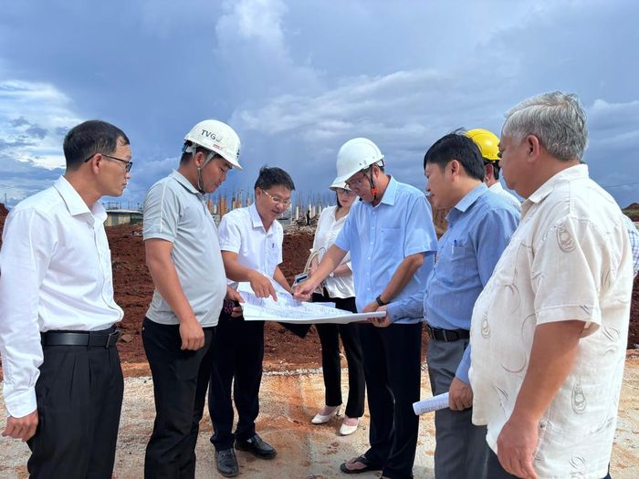 Phó Chủ tịch UBND tỉnh Nguyễn Minh (thứ 3 từ phải qua) kiểm tra tiến độ xây dựng Trường Phổ thông nội trú liên cấp Tiểu học và Trung học cơ sở Thuận Hạnh