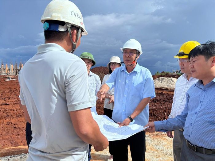 Phó Chủ tịch UBND tỉnh Nguyễn Minh đề nghị các đơn vị thi công Trường Phổ thông nội trú liên cấp Tiểu học và Trung học cơ sở Thuận Hạnh có kế hoạch tăng ca, tăng nhân lực để bù tiến độ các hạng mục còn chậm