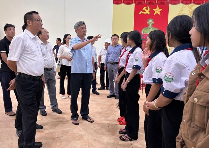 Phó Chủ tịch UBND tỉnh Nguyễn Minh động viên học sinh đang học tập tại Trường Phổ thông nội trú liên cấp Tiểu học và Trung học cơ sở Thuận An