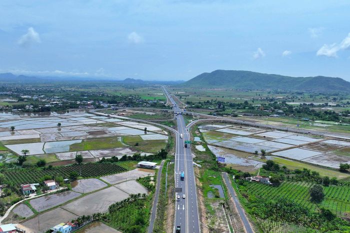 Lâm Đồng triển khai đồng bộ các giải pháp điều tiết nguồn cung, kiểm soát giá vật liệu, góp phần bảo đảm tiến độ các công trình trọng điểm. Trong ảnh, cao tốc Vĩnh Hảo - Phan Thiết (Lâm Đồng) dài 100,8 km đi vào vận hành, khai thác từ năm 2023