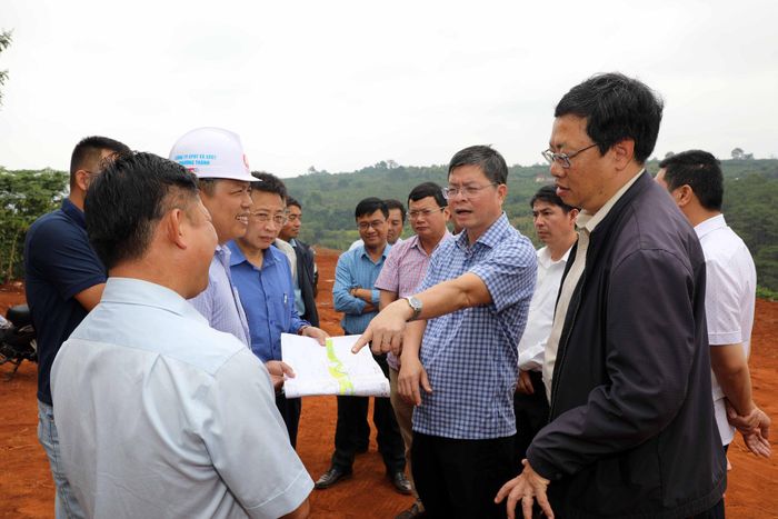 Phó Chủ tịch Thường trực UBND tỉnh Lâm Đồng Nguyễn Hồng Hải (thứ 2 từ phải qua) kiểm tra thực địa, đốc thúc tiến độ thi công Dự án cao tốc Bảo Lộc - Liên Khương