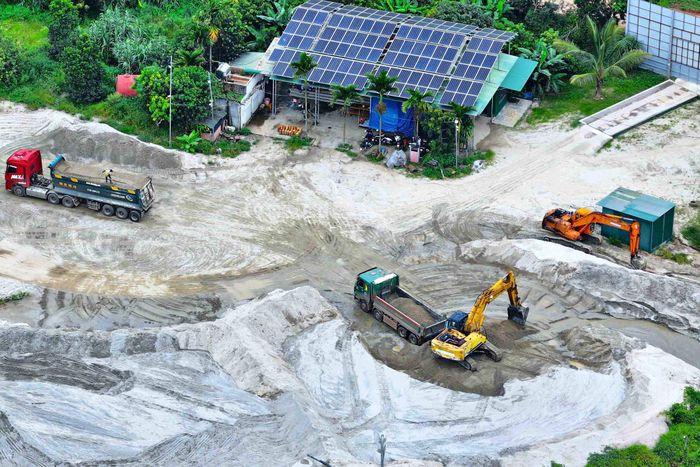 Một trong nhiều điểm khai thác cát dọc sông Krông Nô, địa bàn xã Quảng Phú, tỉnh Lâm Đồng
