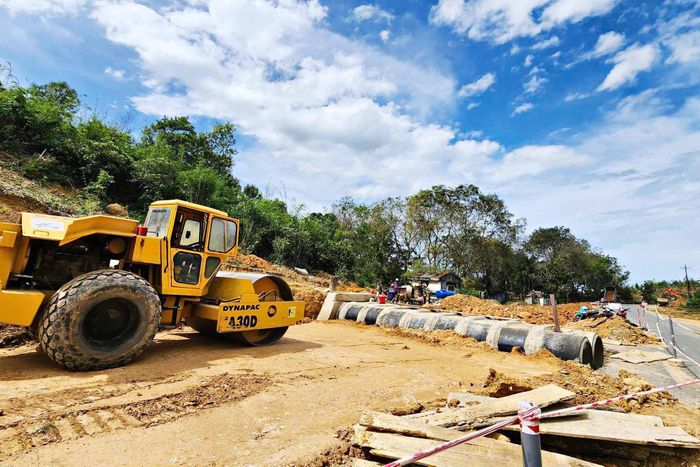 Các dự án nâng cấp tuyến đường liên tỉnh, liên xã, đặc biệt là các dự án giao thông trọng điểm đang triển khai tại Lâm Đồng làm gia tăng nhu cầu đá, cát và đất san lấp phục vụ thi công