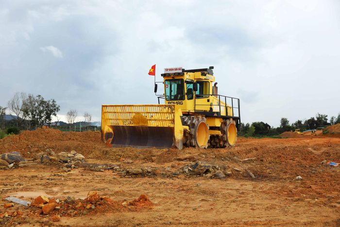 Dự án đường bộ cao tốc Tân Phú - Bảo Lộc đoạn đi qua địa bàn xã Đạ Huoai, tỉnh Lâm Đồng đang cần huy động lượng lớn đất đắp, vật liệu xây dựng cát, đá