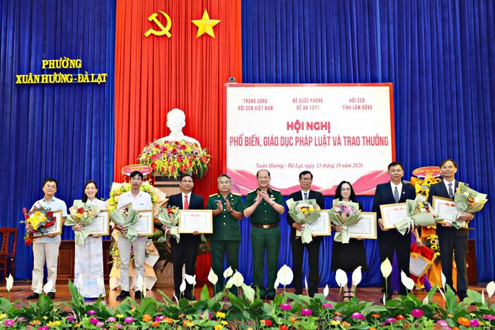 Thượng tướng Bế Xuân Trường, Chủ tịch Hội Cựu chiến binh Việt Nam và Đại tá Dương Công Hiệp, Chủ tịch Hội Cựu chiến binh tỉnh Lâm Đồng trao Bằng khen cho 10 cá nhân có đóng góp trong quá trình đồng hành, trợ giúp pháp lý, bảo vệ quyền và lợi ích hợp pháp của hội viên