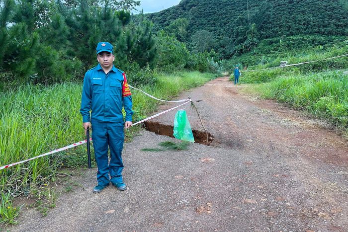 Xã Bảo Lâm 2 giăng dây cảnh báo và cử lực lượng túc trực tại khu vực sạt lở ven hồ Đắk Lông Thượng