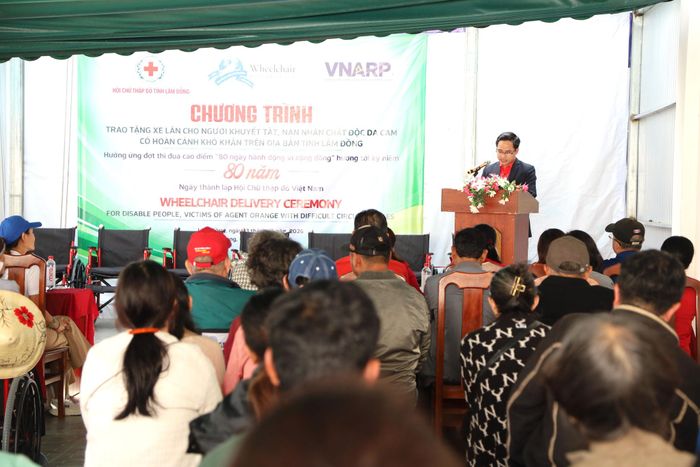 Hội Chữ thập đỏ tỉnh Lâm Đồng phối hợp với các đơn vị tổ chức chương trình trao tặng xe lăn cho người khuyết tật, nạn nhân chất độc da cam có hoàn cảnh khó khăn trên địa bàn tỉnh