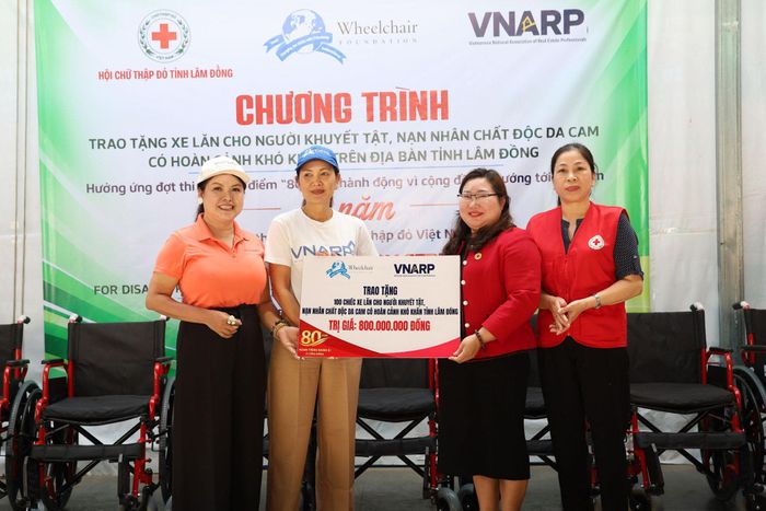 Các đơn vị trao bảng tượng trưng 100 xe lăn cho người khuyết tật, nạn nhân chất độc da cam có hoàn cảnh khó khăn trên địa bàn