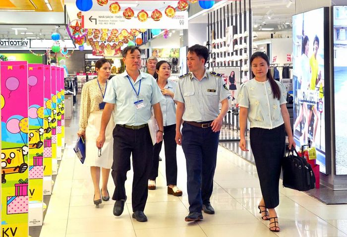 Đoàn kiểm tra liên ngành về an toàn thực phẩm của tỉnh giám sát tình hình tại một siêu thị