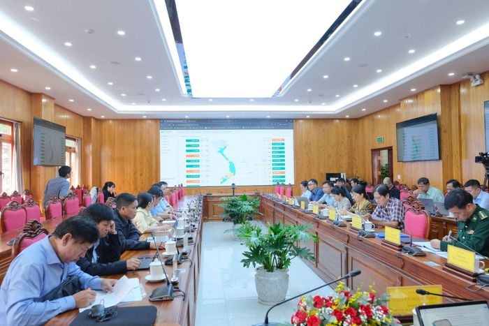 Các đại biểu nghe báo cáo tại cuộc họp