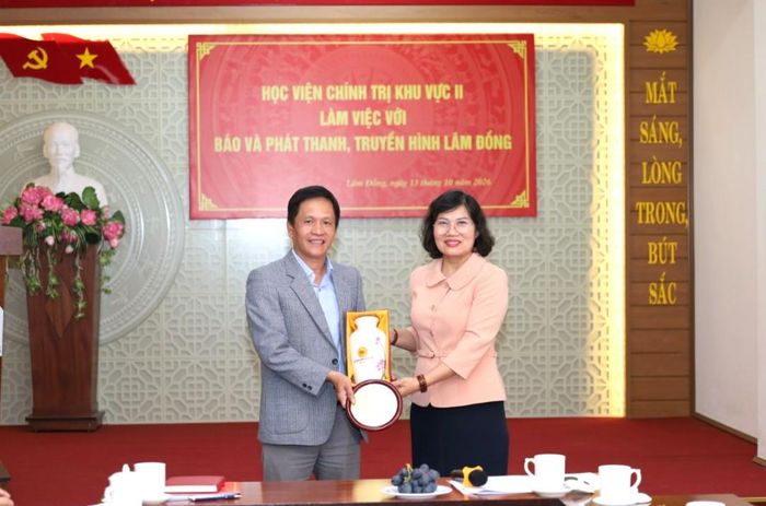 Học viện Chính trị khu vực II tặng quà Báo và PTTH Lâm Đồng
