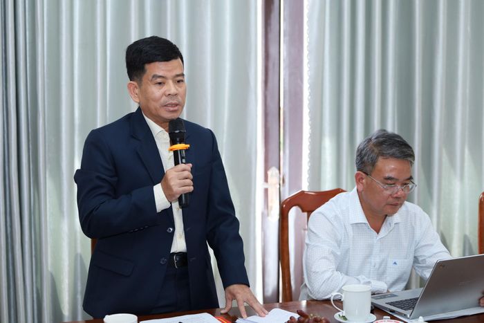 PGS.TS. Võ Hữu Phước, Trưởng khoa Kinh tế - Xã hội và Môi trường Học viện Chính trị khu vực II trao đổi một số ý kiến tại buổi làm việc