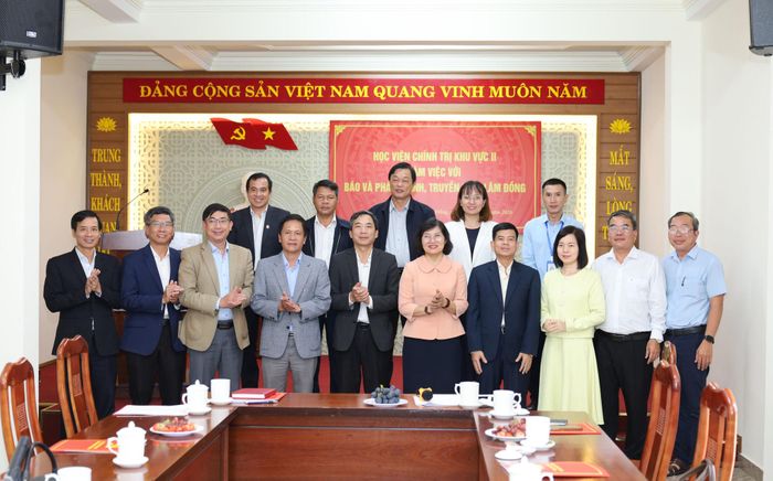 Các đại biểu chụp hình lưu niệm tại buổi làm việc
