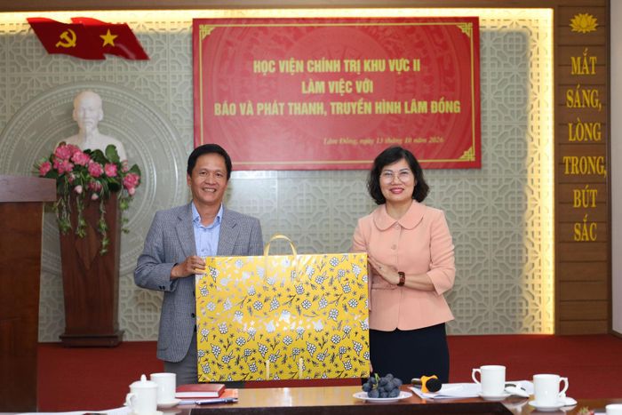 Báo và PTTH Lâm Đồng tặng quà Học viện Chính trị khu vực II