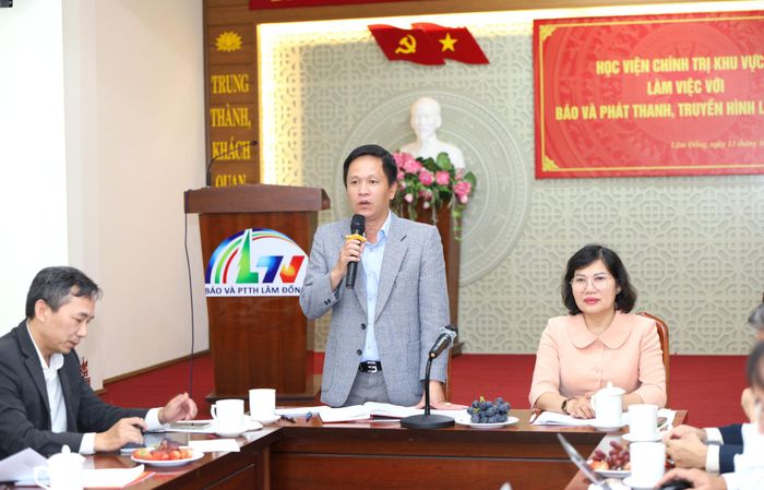 Đồng chí Nguyễn Hồng Hải, Phó Giám đốc Báo và PTTH Lâm Đồng phát biểu tại buổi làm việc