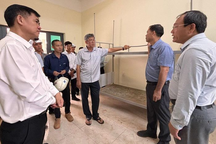 Phó Chủ tịch UBND tỉnh Nguyễn Minh (ở giữa) đề nghị các đơn vị phối hợp rà soát điều chỉnh kịp thời những hạng mục chưa phù hợp tại khu ký túc xá học sinh