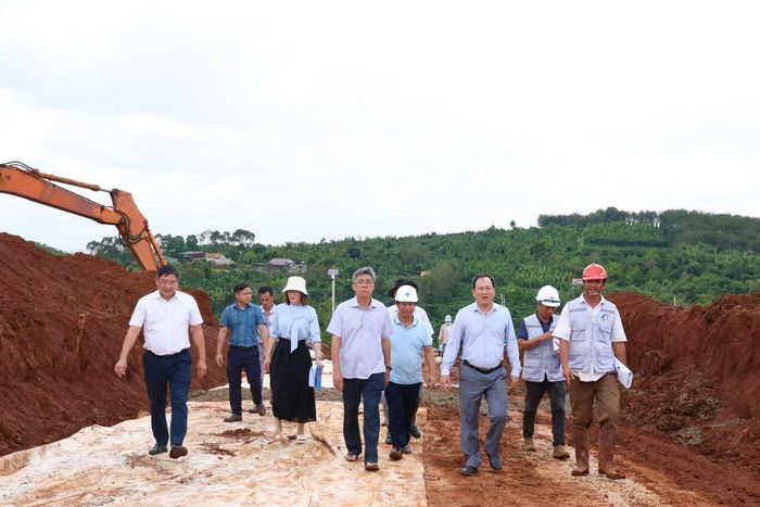 Phó Chủ tịch UBND tỉnh Nguyễn Minh kiểm tra tại công trình Trường Phổ thông nội trú liên cấp Tiểu học và THCS Tuy Đức