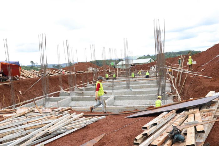 Các đơn vị tranh thủ thời tiết nắng ráo đẩy nhanh tiến độ thi công Trường Phổ thông nội trú liên cấp Tiểu học và THCS Tuy Đức
