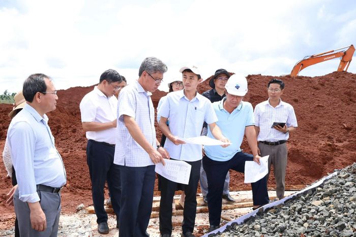 Phó Chủ tịch UBND tỉnh Nguyễn Minh (thứ 2 từ trái qua) đề nghị đơn vị tư vấn giám sát, báo cáo kịp thời khối lượng thi công thực tế hằng ngày