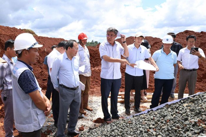 Phó Chủ tịch UBND tỉnh Nguyễn Minh (hàng đầu, thứ 3 từ trái qua) đề nghị các đơn vị thi công khẩn trương làm bù những hạng mục chậm tiến độ