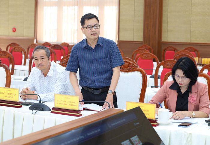 Phó Giám đốc Báo và Phát thanh, Truyền hình Lâm Đồng Nguyễn Phi Long báo cáo tại cuộc họp