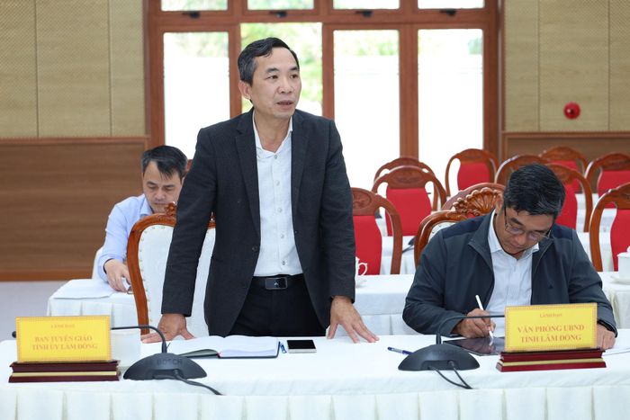 Phó trưởng Ban Tuyên giáo Tỉnh ủy Lâm Đồng Hoàng Mạnh Thắng phát biểu tại cuộc họp