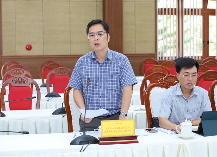 Phó Bí thư Đảng ủy, Chủ tịch UBND xã Nam Ban Lâm Hà Phan Tiến Dũng báo cáo tại cuộc họp