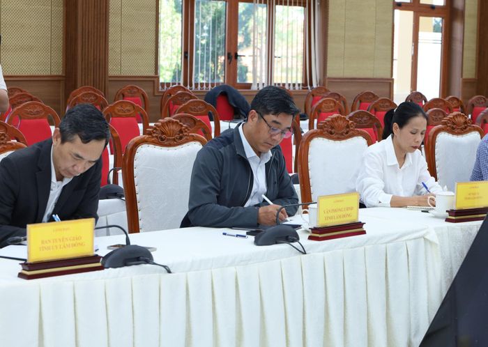 Lãnh đạo các sở, ban, ngành dự họp